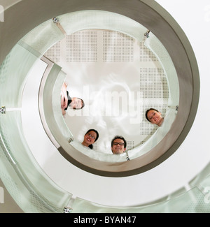 Business-Team schauen hinunter Treppe gut Stockfoto