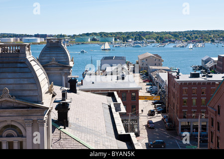 Segelboote vorbeiziehen Custom House und das Custom House Wharf Casco Bay in Portland, Maine Stockfoto