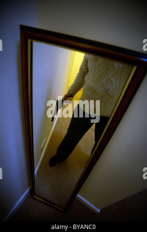 Mann mit Gewehr in Spiegel reflektiert Stockfoto