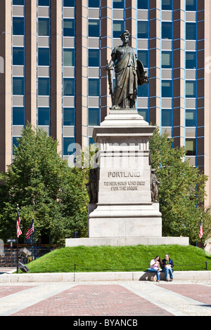 Paar beim Mittagessen in der Bürgerkrieg-Denkmal in der Innenstadt von Portland, Maine Stockfoto