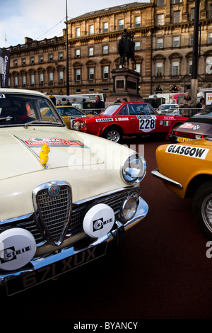 Rallye-Autos geparkt in George Square Glasgow zu Beginn der 100. Rallye Monte Carlo. Weißes Auto ist ein Alfa Romeo Guilietta TI Stockfoto