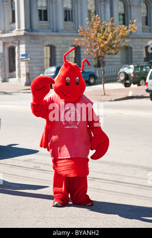 Person in hellen roten Hummer Kostüm wirbt für ein Restaurant in die alten Hafen von Portland, Maine Stockfoto