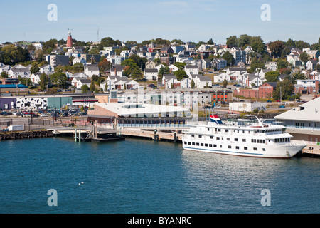 Kleine Kreuzfahrtschiff angedockt an Ocean Gateway Terminal Visitor Information Center Casco Bay in Portland, Maine Stockfoto