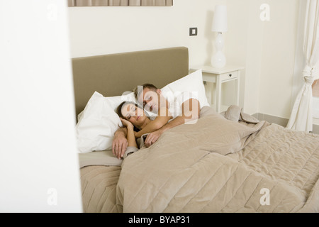 Junges attraktives Paar schlafend im Bett Stockfoto