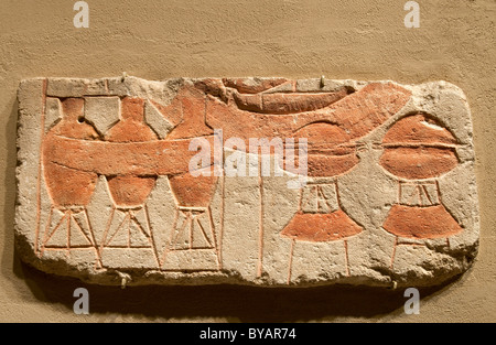 Relief mit Gläsern auf steht, ca. 1353 – 1336 v. Chr., neues Reich, Amarna-Zeit, der Regierungszeit von Echnaton,... siehe Beschreibung Stockfoto