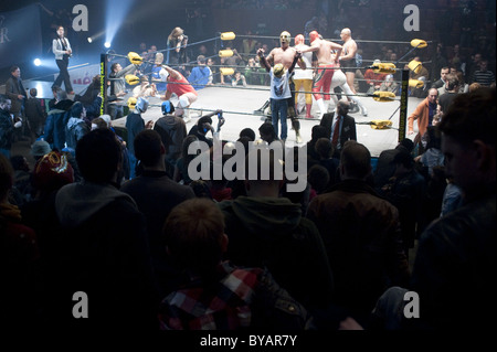 Menge am Ende einer Ausstellung des Lucha Libre (mexikanische Wrestling) in der Region Brüssel-Hauptstadt "Cirque Royal" Stockfoto