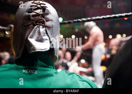 Mann trägt einen mexikanischen Wrestlingmaske (Lucha Libre) während einer Ausstellung in der Region Brüssel-Hauptstadt "Cirque Royal". Belgien Stockfoto