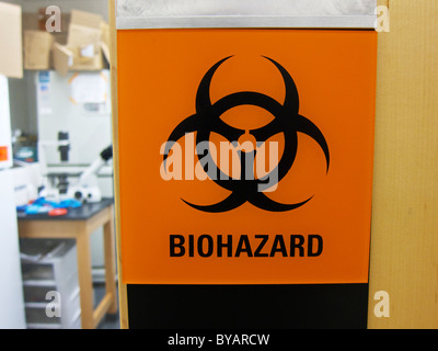 Biohazard Warnschild auf Labortür. Stockfoto