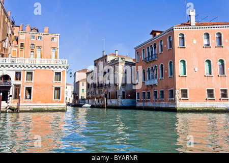 Eines der vielen Kanäle, die vom Canal Grande in Venedig. Klassisches Beispiel für Gebäude mit Blick auf die Grachten Stockfoto