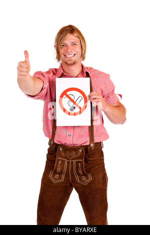 Nicht-rauchen-Regel stimmt lächelnd bayerischen Mann in Lederhose. Isoliert auf weißem Hintergrund. Stockfoto