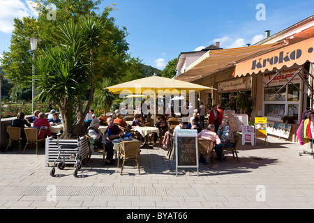 Rentner sitzen in einem Café im Kurpark Garten, Bad Kissingen, untere Franken, Bayern, Deutschland, Europa Stockfoto