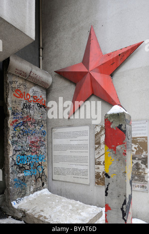 Original DDR Grenze Beiträge im Mauermuseum Mauermuseum, Checkpoint Charlie, Friedrichstraße, Berlin, Deutschland, Europa Stockfoto