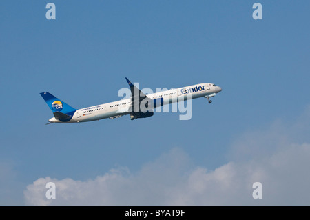 Flugzeuge von Thomas Cook Airlines, Condor Fluggesellschaft, während des Starts, Boeing 757-300 WL mit Peanuts-Comic Figuren Snoopy und Stockfoto