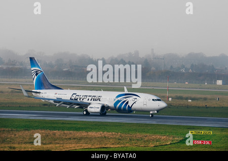 EgyptAir Boeing 737-866 WL Rollen auf dem Rollfeld, Flughafen Düsseldorf International, North Rhine-Westphalia, Deutschland, Europa Stockfoto