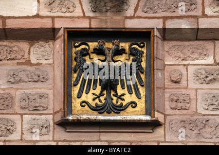 Doppeladler Wappen über dem Eingangstor des Handwerkerhof, Nürnberg, Middle Franconia, Bayern Stockfoto