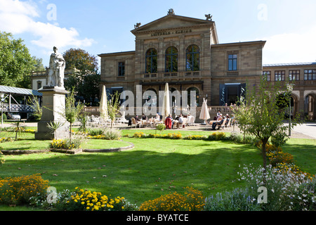 Statue von König Max II. von Bayern vor dem Casino, Luitpold-Casino, Kurgarten, Kurpark, Bad Kissingen, Unterfranken Stockfoto