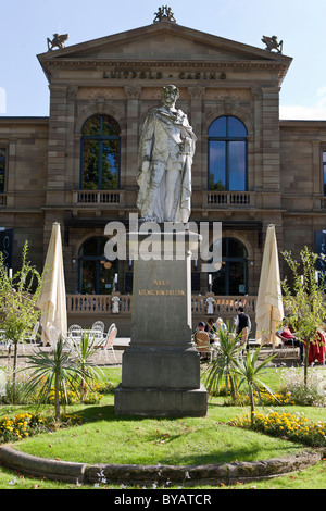 Statue von König Max II. von Bayern vor dem Casino, Luitpold-Casino, Kurgarten, Kurpark, Bad Kissingen, Unterfranken Stockfoto