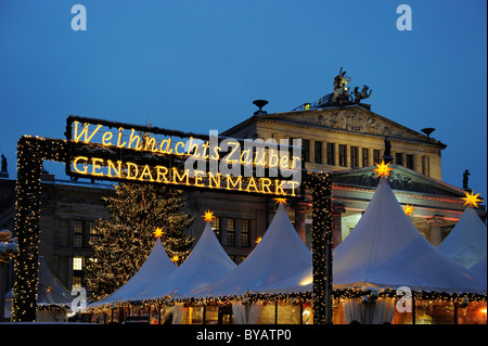 Weihnachtsmarkt am Gendarmenmarkt, hinter dem Konzerthaus concert Hall, Berlin, Deutschland, Europa Stockfoto