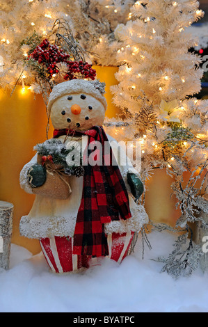 Weihnachtsschmuck, Schneemann vor einem Weihnachtsbaum Stockfoto