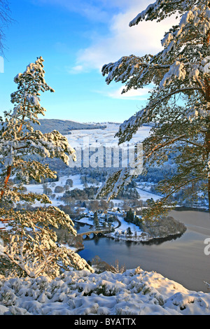 UK Schottland Tayside Perthshire das Dorf Kenmore und Loch Tay im winter Stockfoto