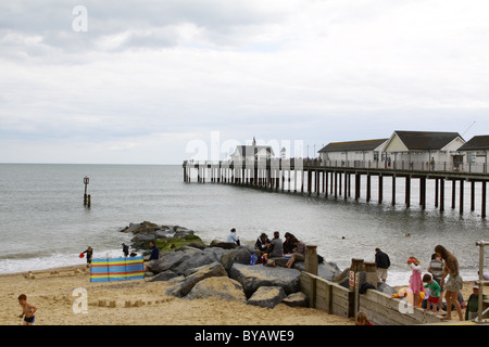 Sommer Szene in Richtung Süden, Suffolk. Ein typisches englisches Sommer Beach anzeigen Stockfoto