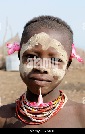 Freundlichen Kind vom Karo-Stamm, Porträt, Süd-Omo-Tal, Südliches Äthiopien, Afrika Stockfoto