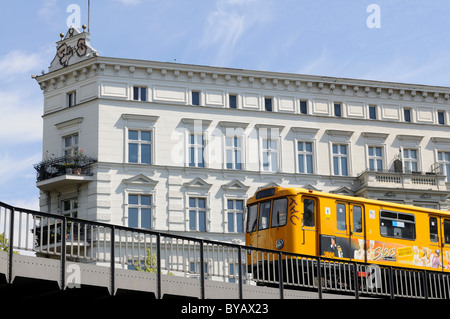 S-Bahn, Lokalbahn, fahren auf erhöhten Schienen, Bezirk Kreuzberg, Berlin, Deutschland, Europa Stockfoto