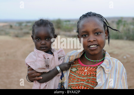 Junge muslimische Mädchen mit einem kleinen Kind, Yabello, Südliches Äthiopien, Afrika Stockfoto