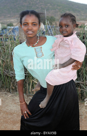 Junge muslimische Mädchen mit einem kleinen Kind, Yabello, Südliches Äthiopien, Afrika Stockfoto