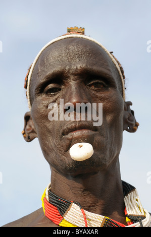 Krieger vom Stamm Karo, Porträt, Süd Omo-Tal, Äthiopien, Äthiopien, Südafrika Stockfoto