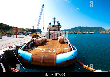 Multi-Zweck-Behälter von Maersk-Flotte auf Arraial Cabo Hafen, geladen, für Ölfeld im Campos-Becken, Rio De Janeiro gehen Stockfoto