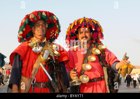 Wasser-Verkäufer am Djemaa el-Fna, Marrakesch, Marokko, Afrika Stockfoto