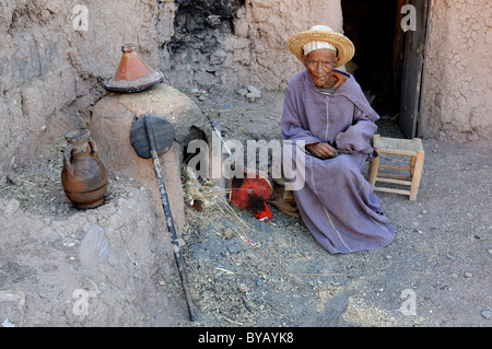 Alter Mann traditionell Backen von Brot in seinem Ton Ofen, Ait Benhaddou, Marokko, Afrika Stockfoto