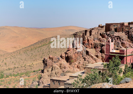 Rosa Moschee in einer schroffen Felswand, Anti-Atlas, Marokko, Afrika Stockfoto