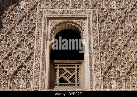 Reich verzierte Fenster, Ali Ben Youssef Medersa Gebäude, Marrakesch, Marokko, Afrika Stockfoto