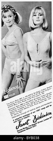 1960er Jahren Werbung bei Frauen der Mode-Magazin für Bri-Nylon Badeanzüge von JANET DICKINSON Stockfoto