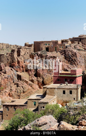 Rosa Moschee in einer schroffen Felswand, Anti-Atlas, Marokko, Afrika Stockfoto