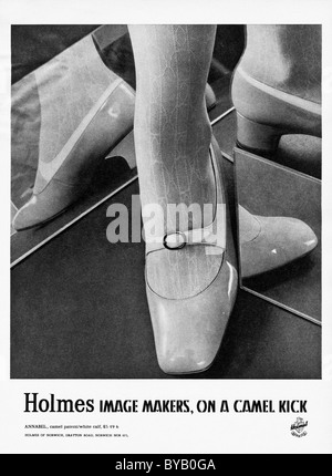 1960er Jahren Werbung bei Frauen der Mode-Magazin für HOLMES Damenschuhe Stockfoto