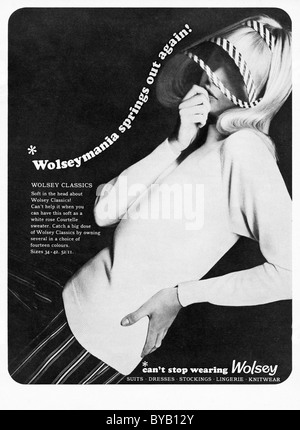 1960er Jahren Werbung bei Frauen der Mode-Magazin für WOLSEY klassische COURTELLE Pullover Stockfoto