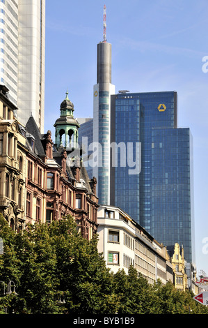 Alten Hausfassaden vor das Dresdner-Bank-Hochhaus in der Taunusstraße, Frankfurt am Main, Hessen, Deutschland, Europa Stockfoto