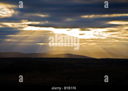 Sonnenlicht platzen durch Sturmwolken über die zerklüftete Landschaft der Donegal Stockfoto