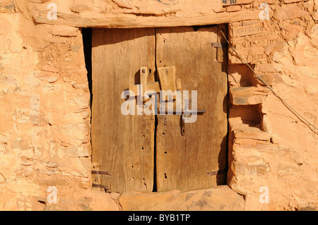 Alte Holztür in der Stadt Chinguetti, Mauretanien, Nordwestafrika Stockfoto