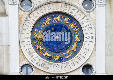 Sonnenuhr mit Zeichen des Tierkreises, St.-Markus Kathedrale, Piazza San Marco Square, Venedig, Italien, Europa Stockfoto