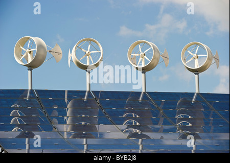 Windkraftanlagen und eine Solaranlage in Freiburg Im Breisgau, Baden-Württemberg, Deutschland, Europa Stockfoto