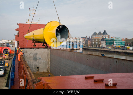 Laden von Seatrax Kran Abschnitte auf der Sea Hunter-Frachter in Great Yarmouth Stockfoto