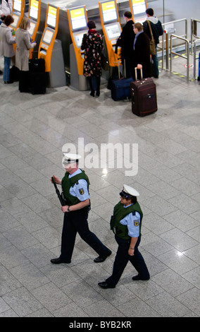 Polizei, Sicherheitspersonal am Flughafen Frankfurt, Hessen, Deutschland, Europa Stockfoto