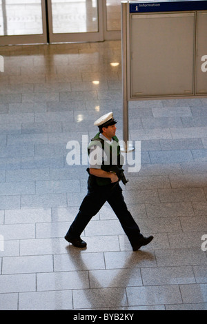 Polizist, Sicherheitspersonal am Flughafen Frankfurt, Hessen, Deutschland, Europa Stockfoto