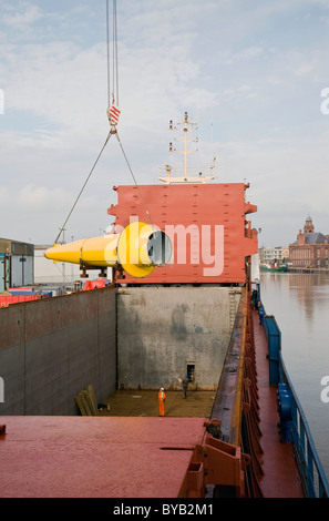 Laden von Seatrax Kran Abschnitte auf der Sea Hunter-Frachter in Great Yarmouth Stockfoto