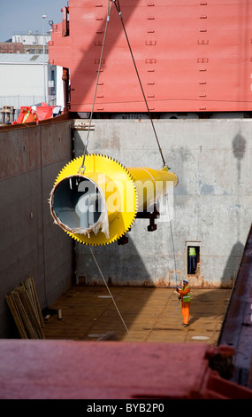 Laden von Seatrax Kran Abschnitte auf der Sea Hunter-Frachter in Great Yarmouth Stockfoto