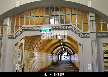 Stillgelegten Suedbahnhof Bahnhof, erbaut 1908, Ausfahrt führt durch einen Tunnel, restauriert, Krefeld, Nordrhein-Westfalen Stockfoto